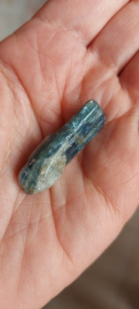 Kyaniet, smooth stone