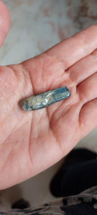 Kyaniet, smooth stone